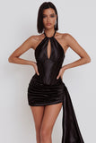 Corsé de satén negro con capestro y vestido corto fruncido con drapado