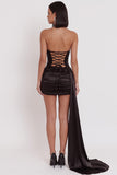 Corsé de satén negro con capestro y vestido corto fruncido con drapado