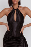 Corsé de satén negro con capestro y vestido corto fruncido con drapado