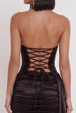 Corsé de satén negro con capestro y vestido corto fruncido con drapado