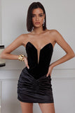 Vestido corto de cóctel de terciopelo negro sin tirantes y con diseño fruncido