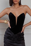 Vestido corto de cóctel de terciopelo negro sin tirantes y con diseño fruncido