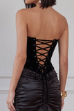 Vestido corto de cóctel de terciopelo negro sin tirantes y con diseño fruncido