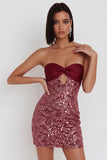 Vestido corto de cóctel burdeos ajustado con lentejuelas y escote palabra de honor