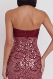 Vestido corto de cóctel burdeos ajustado con lentejuelas y escote palabra de honor