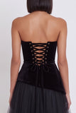Vestido de cóctel midi de terciopelo negro sin tirantes de tul