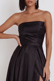 Vestido de cóctel negro sin tirantes en línea A fruncido con abertura