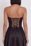 Vestido de cóctel negro sin tirantes en línea A fruncido con abertura