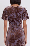 Vestido de cóctel Midi Cocktail Midi Steam de Terciopelo de Ciruela, Escote en V, Escalonado con volantes y mangas alejadas