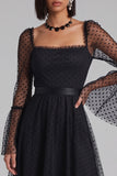 Vestido de cóctel midi de tul de lunares negros con cuello cuadrado y línea A