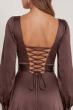 Vestido largo de satén con escote cuadrado, mangas largas y abertura