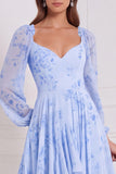 Vestido de gasa color salvia con corte en A, escote en V, mangas largas y volantes