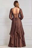 Vestido de gasa color salvia con corte en A, escote en V, mangas largas y volantes
