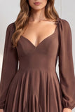 Vestido de gasa color salvia con corte en A, escote en V, mangas largas y volantes