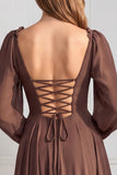 Vestido de gasa color salvia con corte en A, escote en V, mangas largas y volantes