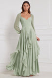 Vestido de gasa color salvia con corte en A, escote en V, mangas largas y volantes
