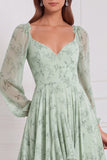 Vestido de gasa color salvia con corte en A, escote en V, mangas largas y volantes