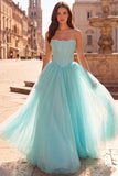 Vestido largo de graduación de tul de satín de tirantes de perlas con corsé menta