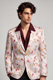 Americana de graduación de hombre de graduación blanca con solapa floral con muescas rosadas