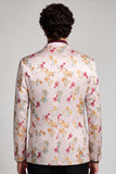Americana de graduación de hombre de graduación blanca con solapa floral con muescas rosadas