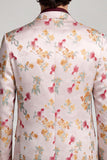 Americana de graduación de hombre de graduación blanca con solapa floral con muescas rosadas