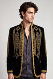 Americana de graduación de hombre con cuello alto, negro dorado bordado
