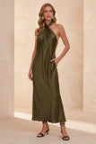 Vestido largo de invitado de boda de satén en funda oliva con bolsillos