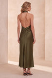Vestido largo de invitado de boda de satén en funda oliva con bolsillos