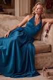 Vestido largo de invitado de boda de satén plisado en satín azul pavo real con encaje