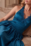 Vestido largo de invitado de boda de satén plisado en satín azul pavo real con encaje