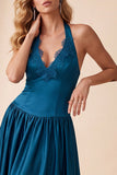 Vestido largo de invitado de boda de satén plisado en satín azul pavo real con encaje