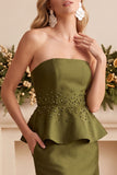 Vestido largo de invitado de boda peplum de satén de funda oliva sin tirantes con abalorios