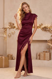 Vestido de invitado de boda burdeos con funda burdeos, mangas altas de escote alto y larga y abertura de encaje