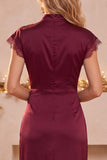 Vestido de invitado de boda burdeos con funda burdeos, mangas altas de escote alto y larga y abertura de encaje