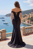 Vestido de graduación de satén de sirena negro con aplícos de hombros
