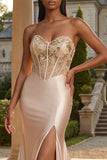 Vestido largo de graduación con corsé de sirena champán sin tirantes y abertura