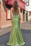 Vestido largo de graduación de satén con tirantes finos de sirena verde corsé y abertura