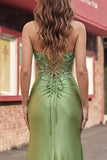 Vestido largo de graduación de satén con tirantes finos de sirena verde corsé y abertura