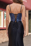 Vestido de baile de satén sirena con cuentas negras y abertura