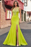 Vestido de baile de sirena amarillo mostaza con escote redondo y abertura