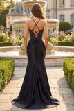 Vestido largo de graduación con corsé de sirena con cuentas negras y abertura