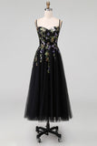 Vestido midi negro de tul con tirantes finos con líneas de aplicación