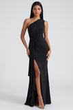 Sirena burdeos con un hombro fruncido y vestido formal