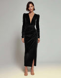 Vestido Largo Formal de Terciopelo Fruncido con Cuello en V y Tubo de Oliva con Abertura