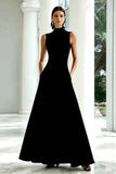 Elegante vestido formal largo de cuello alto en blanco y negro