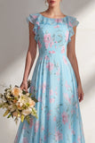 Un vestido largo largo de dama de honor con estampado de gasa azul y volantes