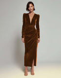 Vestido Largo Formal de Terciopelo Fruncido con Cuello en V y Tubo de Oliva con Abertura
