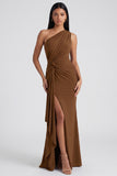 Sirena burdeos con un hombro fruncido y vestido formal