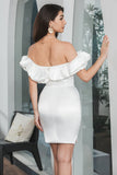 Vestido corto de graduación blanco ajustado con hombros descubiertos
