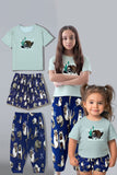 Pijamas familiares a juego con estampado de animales verde claro